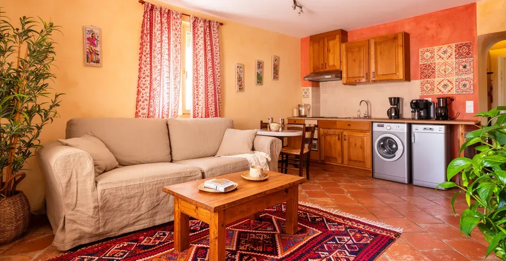 Intérieur lumineux d'un appartement meublé de tourisme T2 à Balaruc-les-Bains, style location vacances